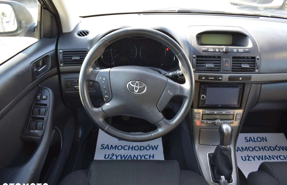 Toyota Avensis cena 19700 przebieg: 217711, rok produkcji 2005 z Gryfów Śląski małe 742